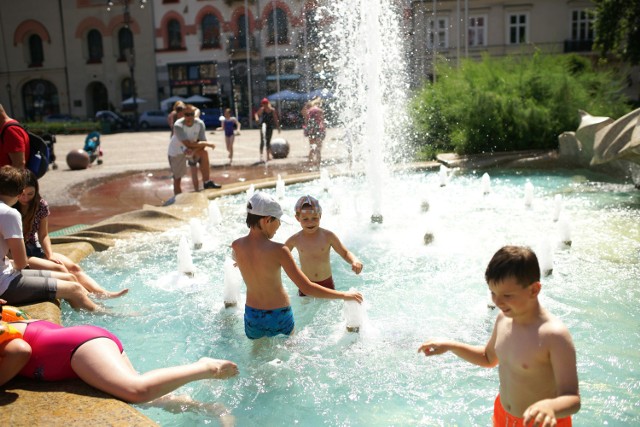 22.07.2015 krakowrynek glowny upal w miescie mieszkancy walczacy z wysokimi temperaturami w centrum miastan/z:fot. michal gaciarz / polska press gazeta krakowska