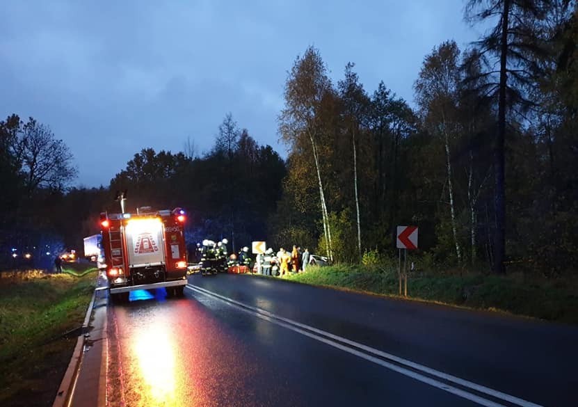 Czołowe zderzenie na DK 30. Pięć osób rannych, w tym kobieta w ciąży i dwoje dzieci 