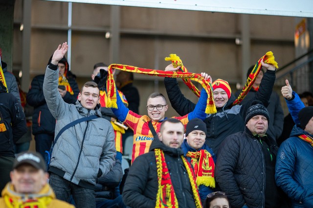 Sobotni mecz PKO Ekstraklasy między Koroną Kielce a Górnikiem Zabrze, który zakończył się bezbramkowym remisem, obejrzało  7109 kibiców. Było w tym gronie około 1500 fanów drużyny z Zabrza. Kieleccy kibice też dopisali i przygotowali specjalny transparent na powitanie Jacka Kiełba. Zapraszamy do obejrzenia zdjęć kibiców z tego spotkania. (dor)