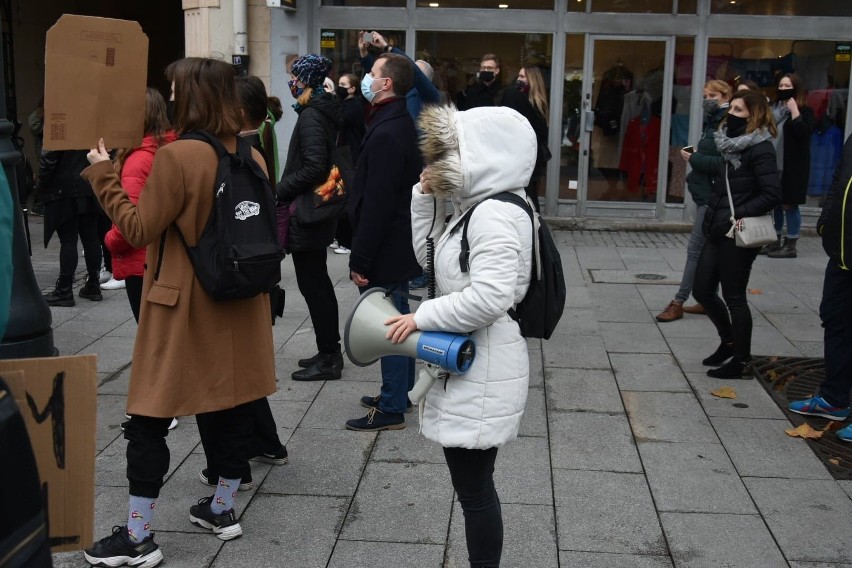Strajk Kobiet w Łodzi. Protestujący przemaszerowali ul. Piotrkowską ZDJĘCIA, FILM