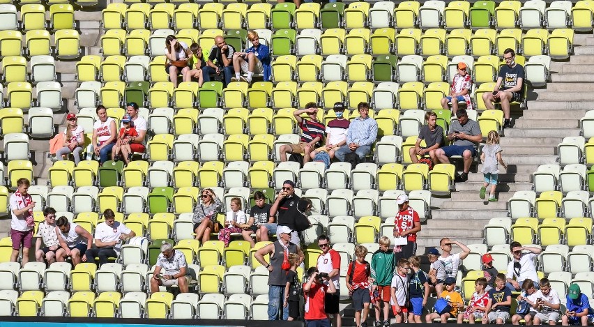 Kibice reprezentacji Polski na treningu na stadionie w...