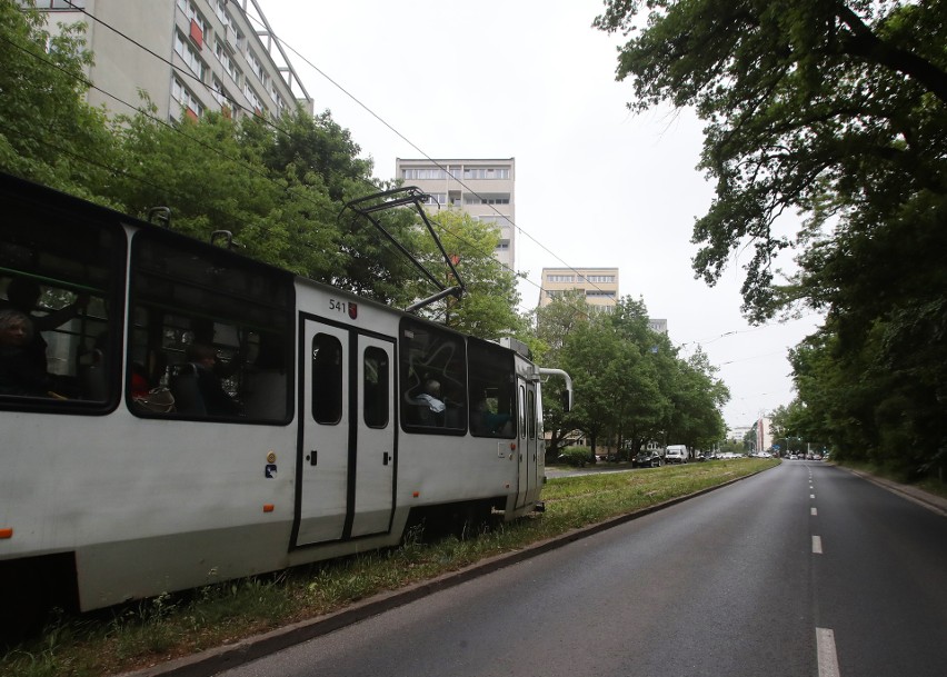 Tutaj tramwaje mocno zwalniają. Potrzebny jest remont torowiska na ulicy Matejki w Szczecinie 