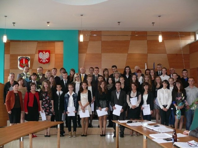 31 najzdolniejszych i najaktywniejszych uczniów uczestniczyło w poniedziałek w Urzędzie Miasta i Gminy w Staszowie w uroczystości wręczenia promes stypendialnych Lokalnego Programu Stypendialnego Korab.