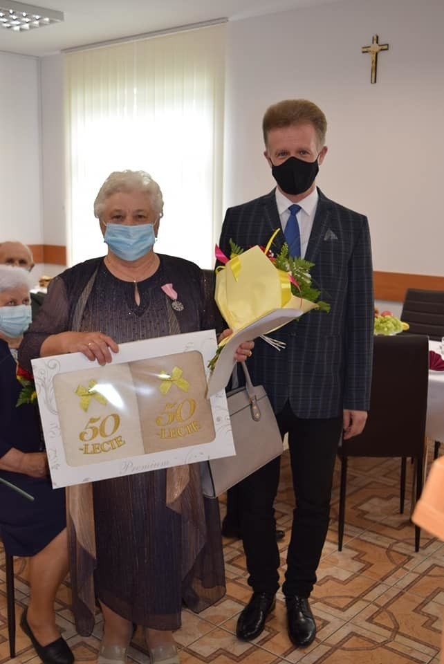 Złote Gody w gminie Rzewnie. 25.05.2021 jubileusz 50-lecia pożycia małżeńskiego obchodziło 7 par