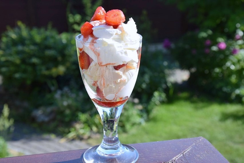 Deser Eton Mess z truskawkami gotowy. Życzymy smacznego!