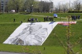 Ogromna flaga z wizerunkiem papieża Polaka w Bydgoszczy [zdjęcia]