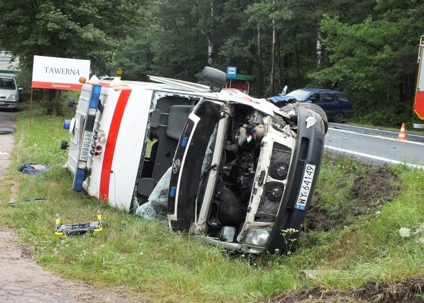 Wypadek karetki pod Bełchatowem. Cztery osoby ranne [ZDJĘCIA+FILM]