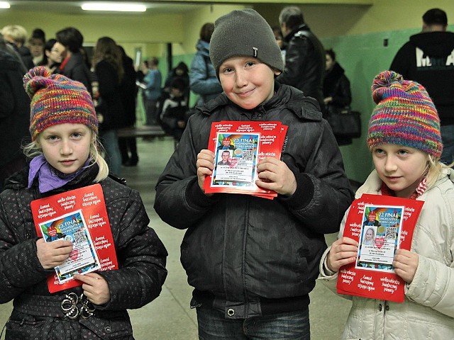 Rodzeństwo Amelka (od lewej), Kacper i Lenka Gratowscy będą dziś wspólniekwestowali na rzecz Wielkiej Orkiestry Świątecznej Pomocy. - Byliśmyleczeni sprzętem z fundacji. Teraz chcemy się odwdzięczyć - przyznająmali wolontariusze,