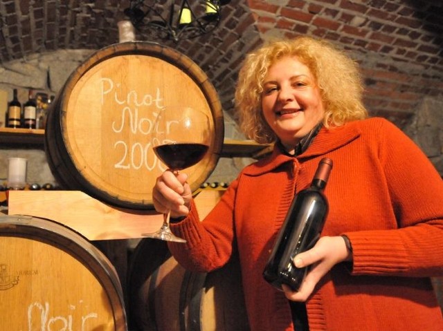 - W naszych piwnicach dojrzewają różnego rodzaju wina, białe i czerwone, jak choćby pinot noir z rocznika 2008 - demonstruje Danuta Krojcig