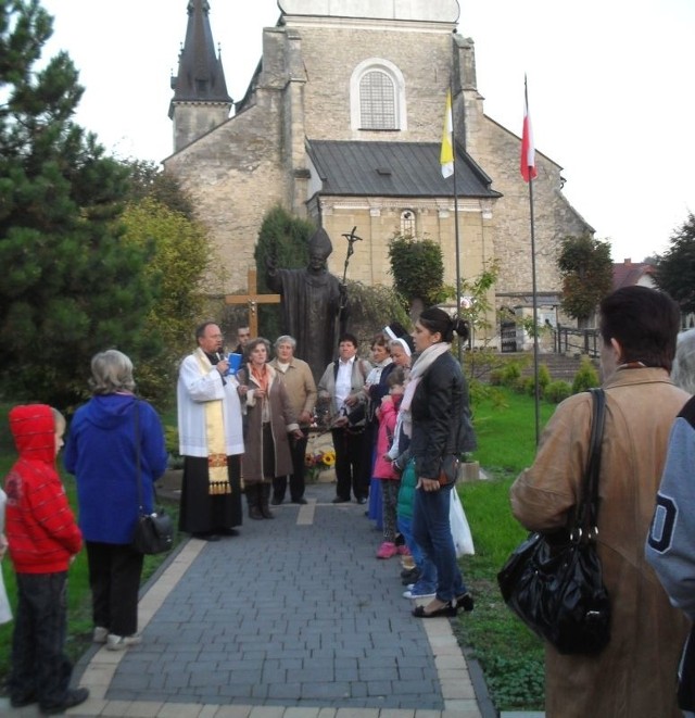 Tak jak 16 dnia każdego miesiąca, również w najbliższą niedzielę wierni zgromadzą się przed kolegiatą w Skalbmierzu na słuchanie nauczania papieskiego. 