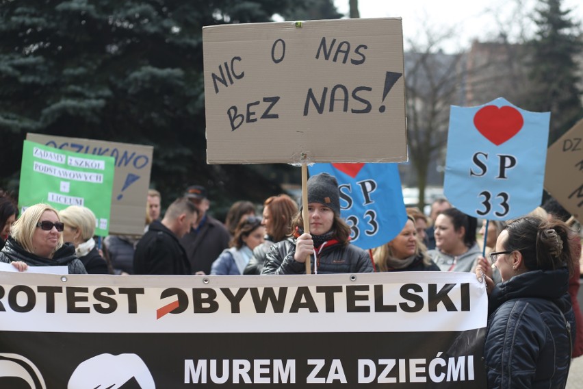 Protest w Bytomiu przeciwko zmianom w siatce szkół