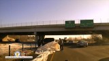 Jechał spokojnie autostradą, aż tu samochód przykryła płachta. Wyleciała z przejeżdżającej ciężarówki [FILM]