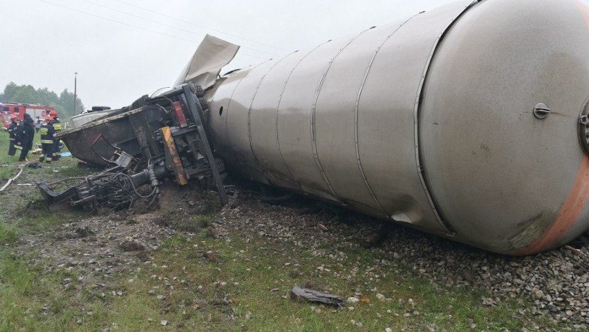Ciężarówka zderzyła się z pociągiem pod Końskimi. Ranny kierowca z powiatu przysuskiego