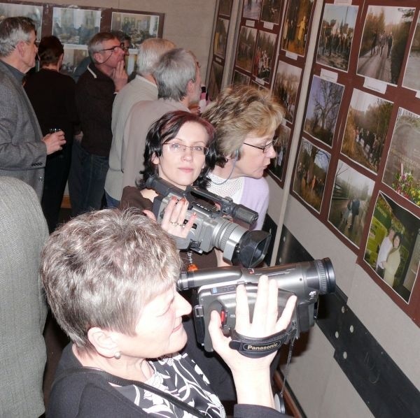 Fotografie obrazujące powstanie i pracę słuchaczy Uniwersytetu Trzeciego Wieku w Starachowicach wzbudzają duże zainteresowanie, szczególnie słuchaczy