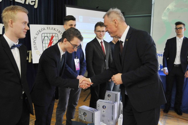 Adrian Matusiak odbiera gratulacje od dyr. Stanisława Jodko