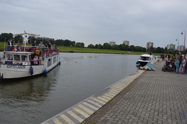 Dziś do Opola przypłynął Flis Odrzański. Na bulwarach nad Odrą trwa III Opolski Dzień Rzeki.
