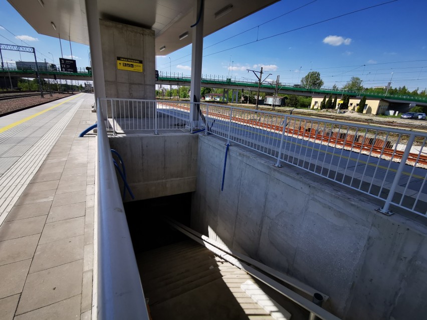 Nowy peron na stacji w Trzebini już działa. Otwarcie wiaduktu na ul. Słowackiego z poślizgiem [ZDJĘCIA]