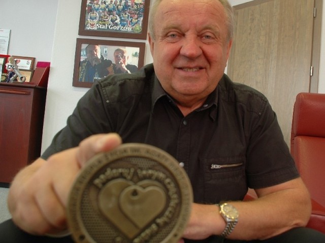 Władysław Komarnicki z nagrodą Fundacji Agaty Mróz. Prezes Stali odebrał medal, a potem przeżył chwile grozy podczas lotu do Gorzowa.