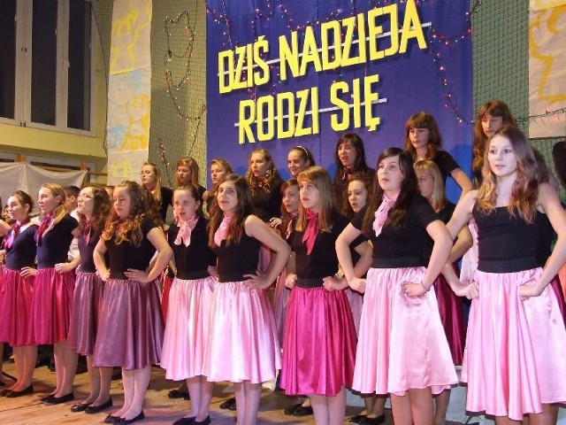 Szkolna młodzież na scenie w Zespole Szkół w Ulanowie.