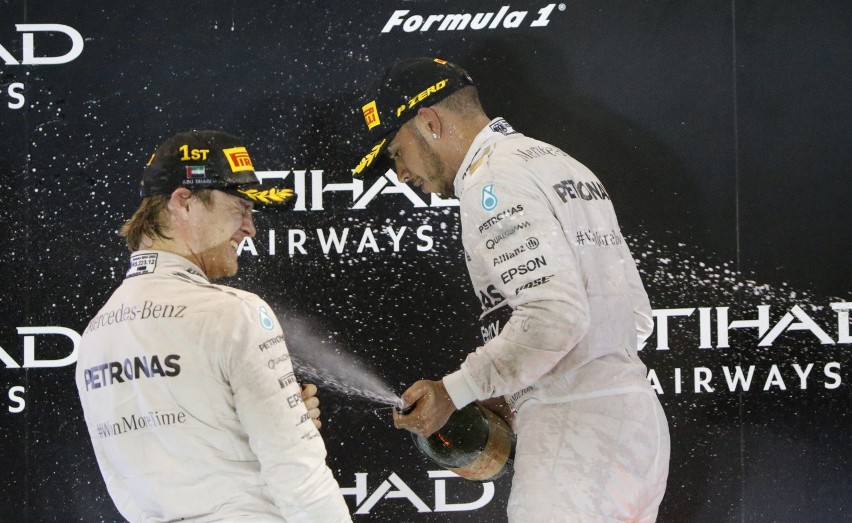 Lewis Hamilton (z prawej) i Nico Rosberg