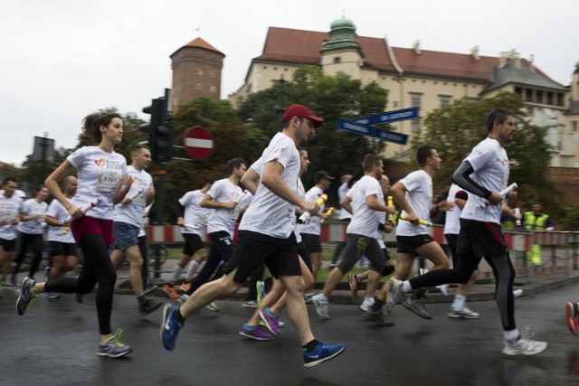 Biegacze na trasie ubiegłorocznego biegu w okolicach Wawelu