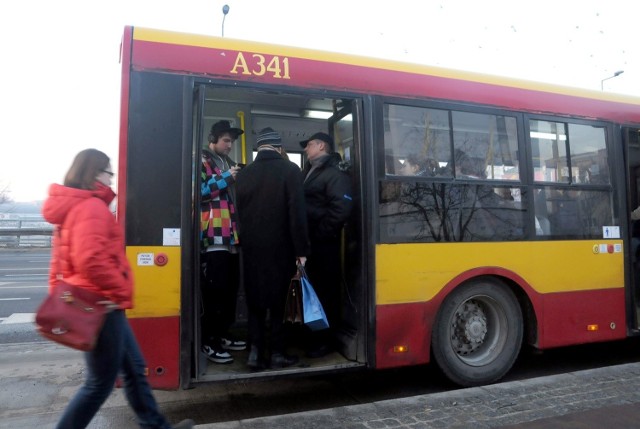 Autobus 704 na ul. Mogilskiej