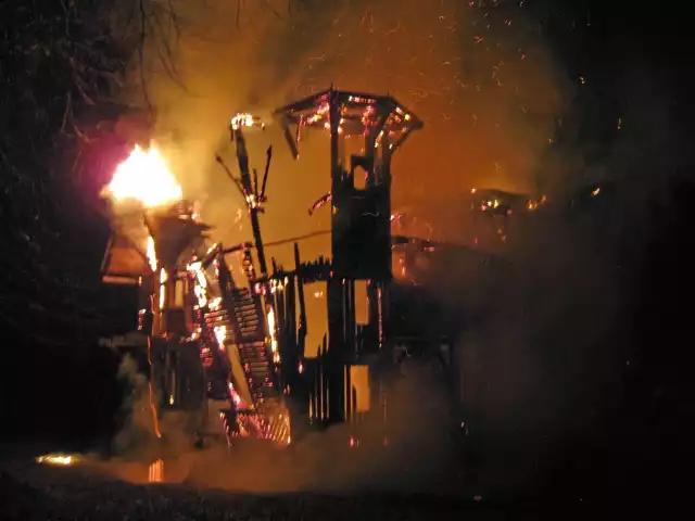 To zdjęcia z pożaru willi w Mielnie, który wybuchł nocą z wtorku na środę. Za ich udostępnienie dziękujemy ppłk. mgr. Krzysztofowi Skrzypczykowi z Warszawy.