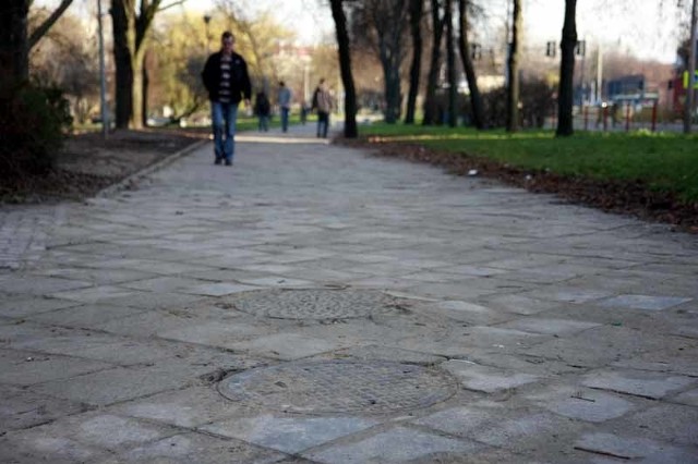 Płyty chodnikowe dookoła tej studzienki kanalizacyjnej zapadły się na kilkadziesiąt centymetrów. Pracownicy firmy, która niedawno tu pracowała już je naprawili.