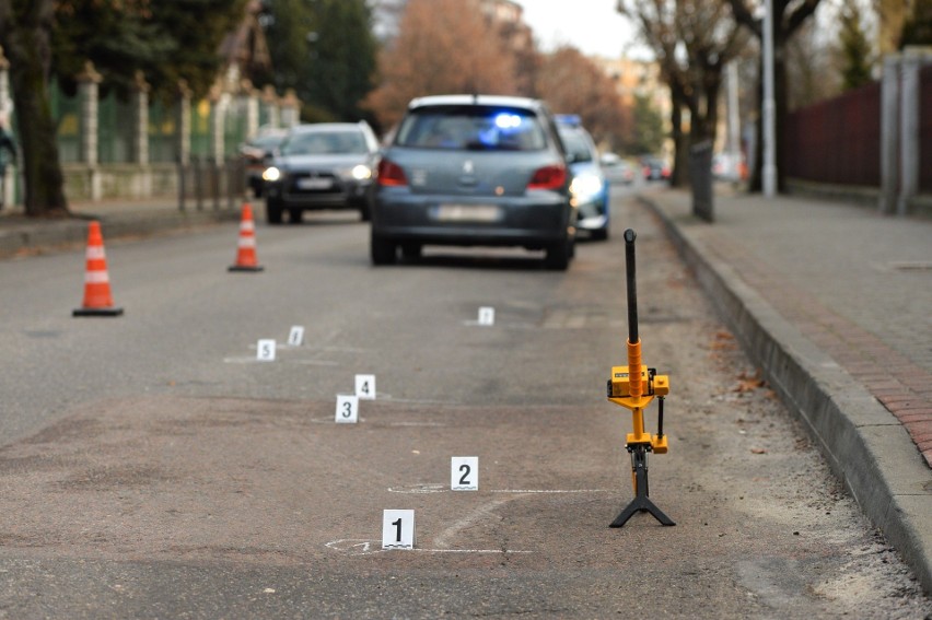 Tragiczny wypadek w Przemyślu. Na ul. Krasińskiego kierujący peugeotem potrącił idącą chodnikiem pieszą. 72-latka zmarła w szpitalu