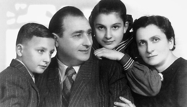 Rodzina Chigerów w 1947 roku -  Krystyna Chiger ( w środku), obok jej matka, brat i ojciec