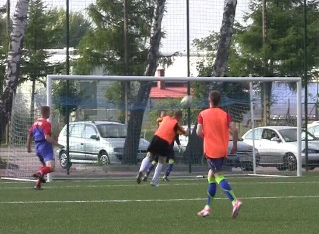 W meczu towarzyskim rozegranym na sztucznym boisku przy ulicy Zielonej, IV-ligowy Gryf Słupsk wygrał 2:0 (1:0) z Karolem Pęplino 2:0 (1:0).