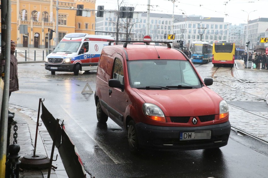 Wypadek przy Dworcu Głównym. Pieszy wtargnął na jezdnię (ZDJĘCIA)