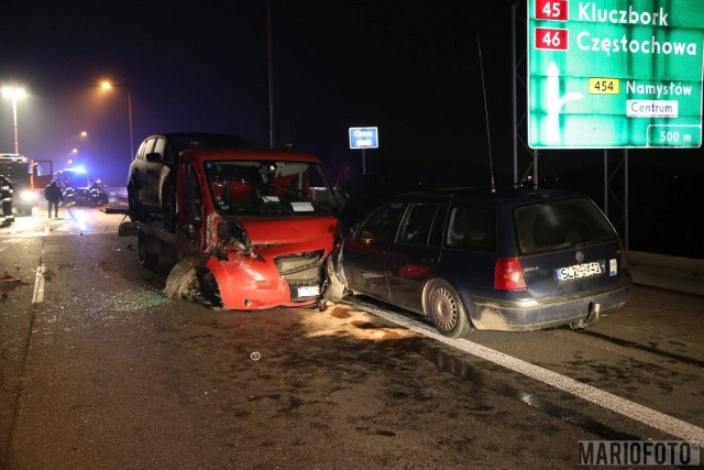 Cztery samochody - trzy osobowe i laweta - zderzyły się w czwartek wieczorem na obwodnicy Opola. W wypadku zostały ranne dwie osoby. Okoliczności wypadku ustali opolska drogówka. 