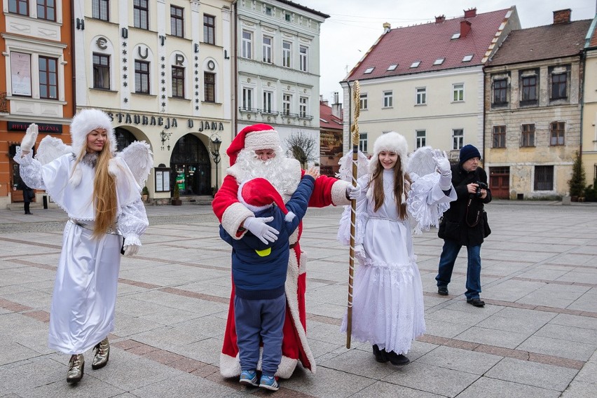 Tarnowskie przedszkolaki przystroiły choinki pod Ratuszem [ZDJĘCIA]