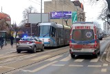 Nastolatek wpadł pod tramwaj we Wrocławiu. Ruch zablokowany, na miejscu pogotowie i policja