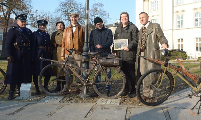 „Sprężyści”, członkowie Grupy Rekonstrukcji Historycznej i pomysłodawcy projektu pozowali przy odsłoniętym rowerze.