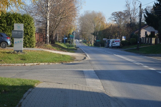 Chodnik wzdłuż ulicy 3 Maja kończy się przy skrzyżowaniu z ulicą Łąkową