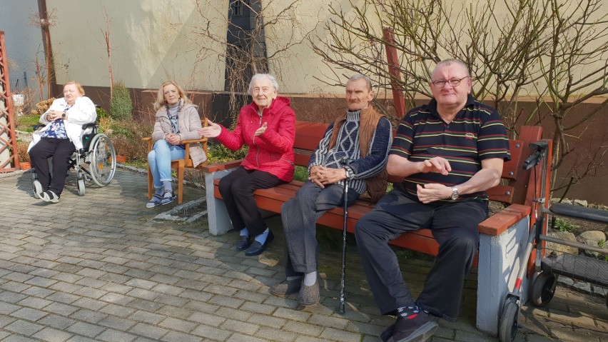 Seniorzy z Domu Pomocy Społecznej w Strzelcach Opolskich...