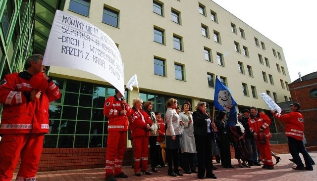 Pracownicy w proteście przeciwko prywatyzacji opatowskiego szpitala w październiku wyszli na ulicę Opatowa. Na zdjęciu: pracownicy przed nowym budynkiem szpitala