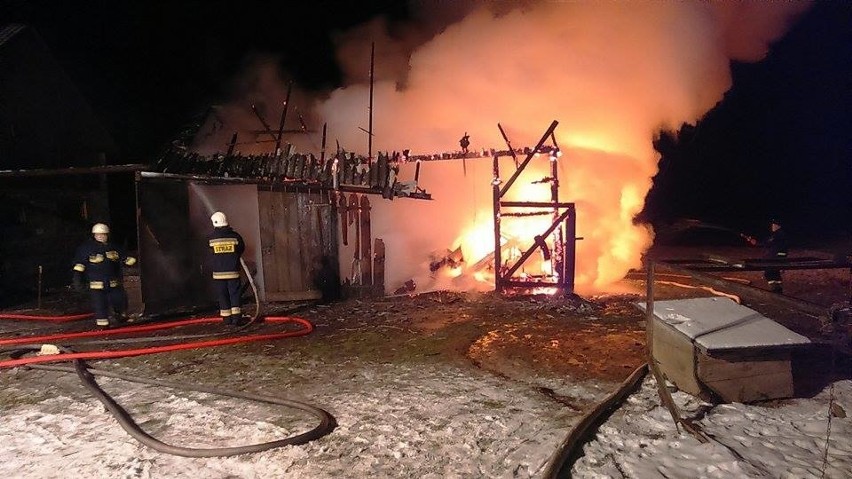 W Leszczawie Dolnej palił się budynek gospodarczy wraz z...