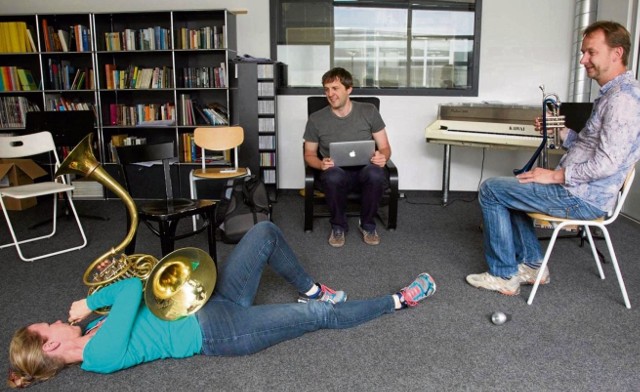 Od lewej: grająca na rogu Christine Chapman, Marcin Stańczyk i trębacz Marco Blaauw pracują nad utworem w siedzibie MusikFabrik. Muzycy grają na specjalnych instrumentach z dwiema czarami