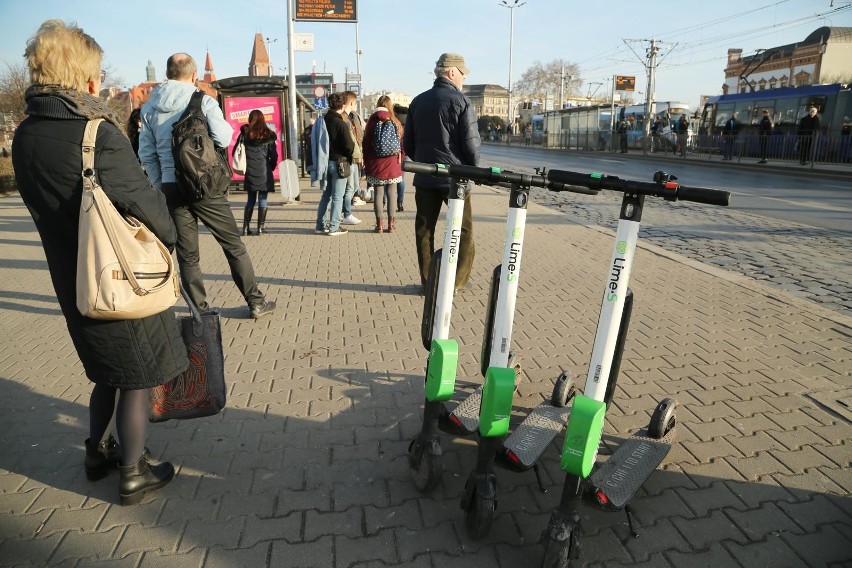 Najmłodsi Polacy chcą zastąpić samochody w mieście elektrycznymi hulajnogami. Wszystko przez brak... miejsc parkingowych!