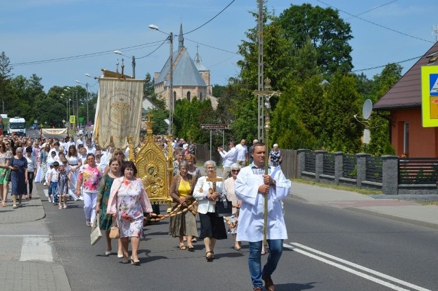 W procesji Bożego Ciała w Bliżynie wzięło udział bardzo wielu mieszkańców. Więcej na kolejnych zdjęciach