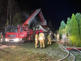 Groźny pożar domu jednorodzinnego w Półcznie w powiecie bytowskim. Rodzina mieszkająca w budynku pozostała bez dachu nad głową