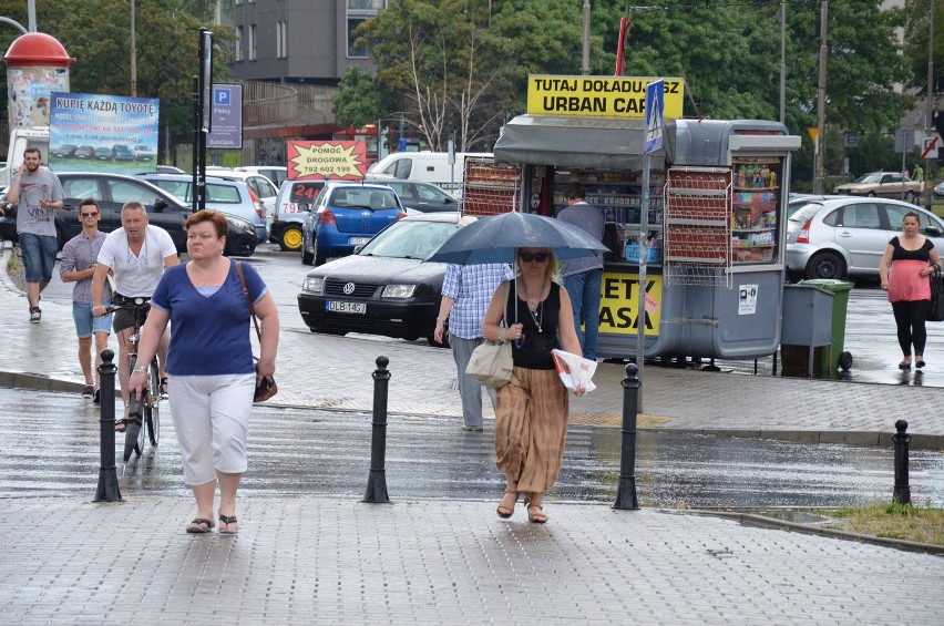 Meteorolodzy ostrzegają przed burzami z gradem. We Wrocławiu już pada (GDZIE JEST BURZA, RADAR)