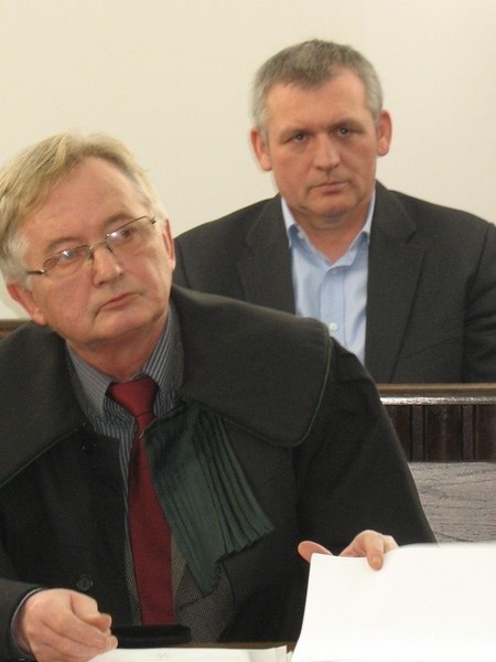 Zbigniew Rybka (z prawej)ponownie zasiadł na lawie oskarżonych