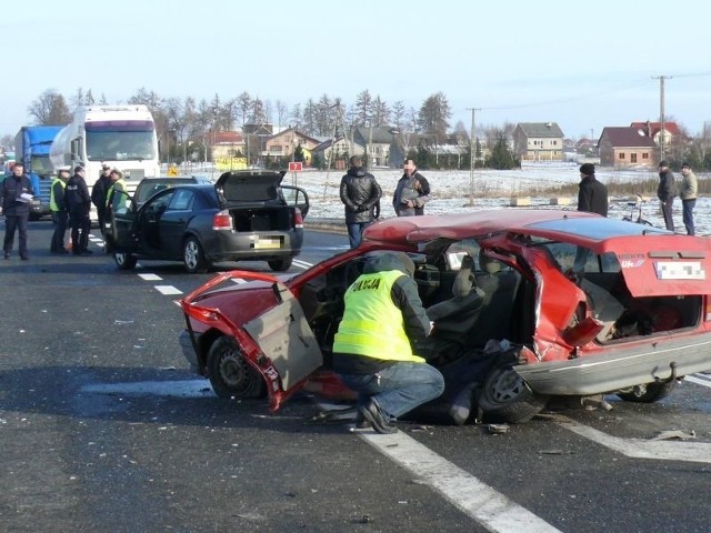 Wypadek w Mnichowie. Z rodziny jadącej oplem kadettem dwie osoby zginęły, dwie są ciężko ranne.