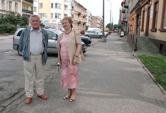 - Ulica ta nie była remontowana od wielu lat. W złym stanie są przede wszystkim chodniki &#8211; powiedzieli spotkani na ulicy Skłodowskiej-Curie Jadwiga i Stanisław Jakubowscy.