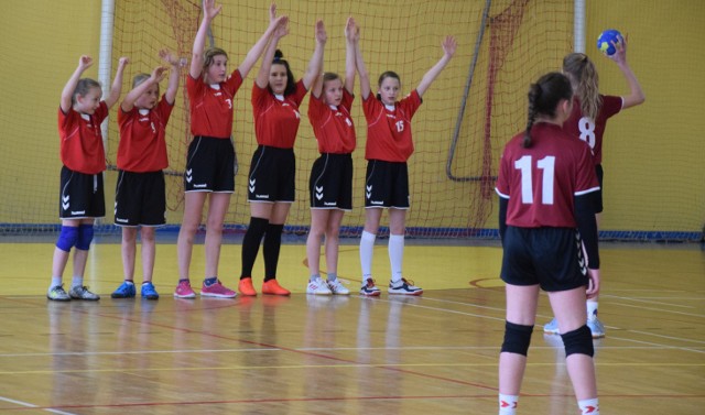 Mecze piłki ręcznej podczas ostatniego turnieju Lubuskliej Ligi Dziewcząt, który rzoegrano w miejskiej hali sportowej w Świebodzinie. Gospodarzem imprezy był klub SS Zjednoczeni Lubrza