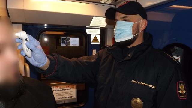 Funkcjonariusze Straży Ochrony Kolei sprawdzają temperaturę pasażerów pociągów wjeżdżających do Polski z Niemiec, Czech i Słowacji.